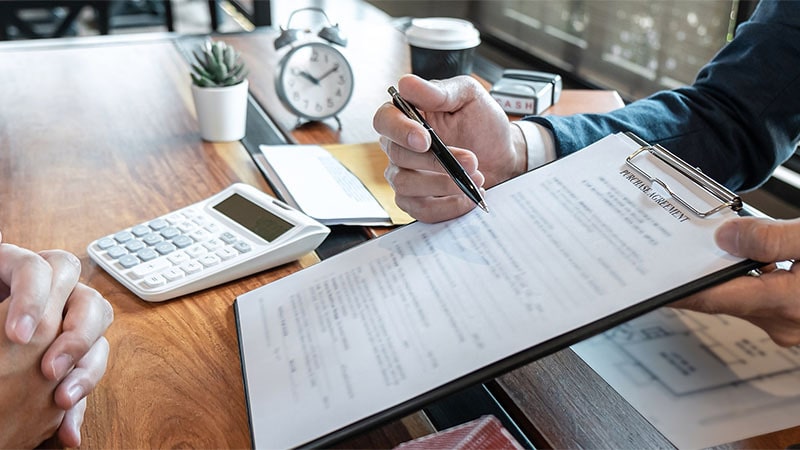 Can I change my estate agent? 1 image of contract being signed to change estate agents